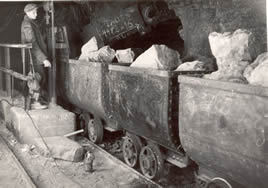 Des berlines métalliques pour le transport du minerai de potasse vers la surface avant la 2e Guerre mondiale